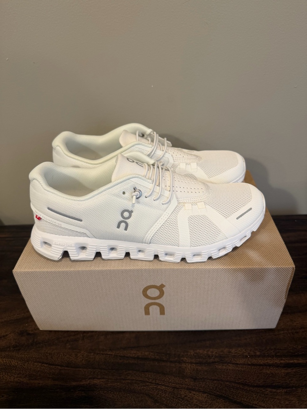 Women’s On Cloud 5 All White Sneakers Size 8.5 - Picture 4 of 7
